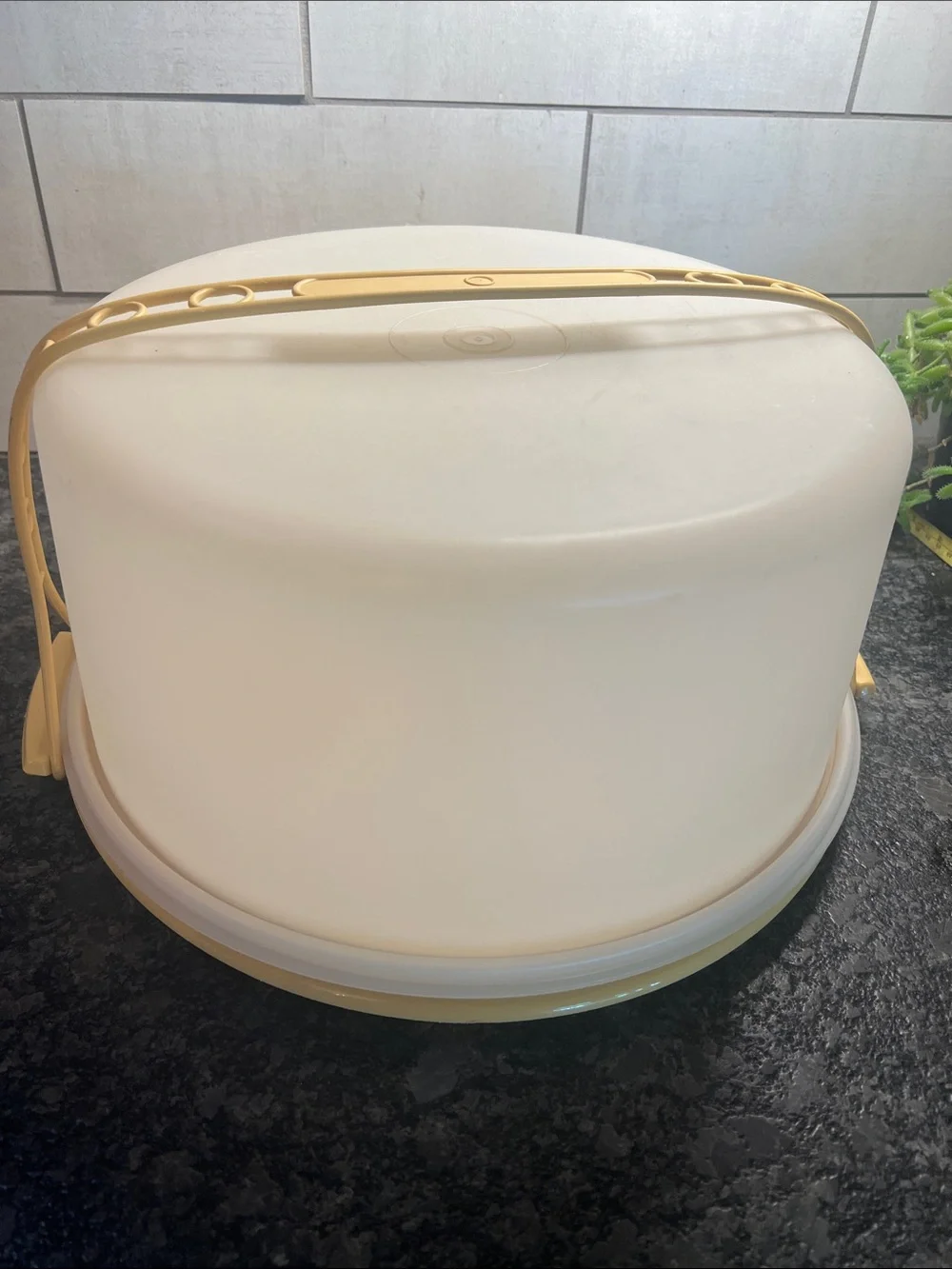 Jumbo Tupperware cake carrier with Handle. Excellent condition